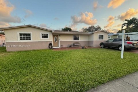 Casa en venta en Pembroke Pines, Florida, 4 dormitorios, 138.98 m2 № 1104166 - foto 1