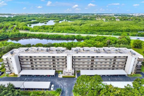 Condo in Saint Petersburg, Florida, 2 bedrooms  № 1371088 - photo 1