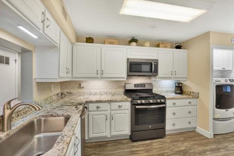 Condo in Saint Petersburg, Florida, 2 bedrooms  № 1371088 - photo 12