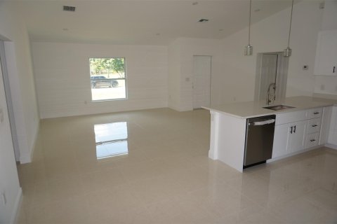 House in Lake Worth, Florida 3 bedrooms, 130.62 sq.m. № 1217511 - photo 14