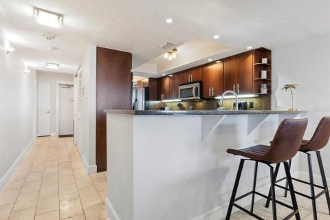 Condo in Sarasota, Florida, 2 bedrooms  № 251909 - photo 17