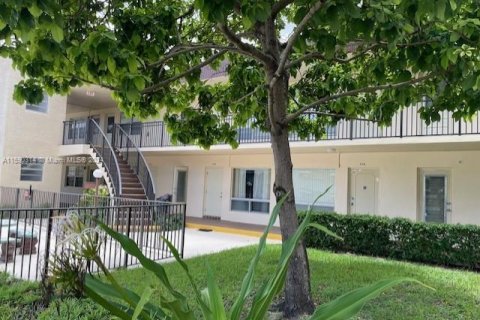 Apartment in Hollywood, Florida № 1180009 - photo 13