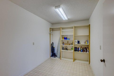 Condo in West Palm Beach, Florida, 2 bedrooms  № 1100258 - photo 11