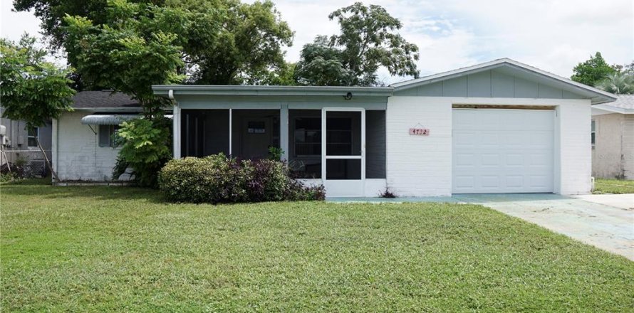 House in New Port Richey, Florida 2 bedrooms, 99.22 sq.m. № 1361336