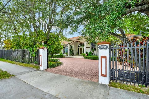 Villa ou maison à vendre à South Miami, Floride: 5 chambres, 323.58 m2 № 887565 - photo 15