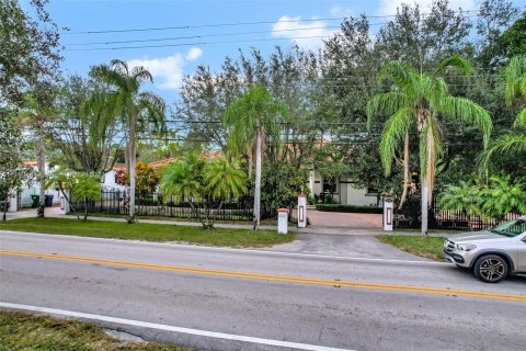 Купить виллу или дом в Саут-Майами, Флорида 5 спален, 323.58м2, № 887565 - фото 13