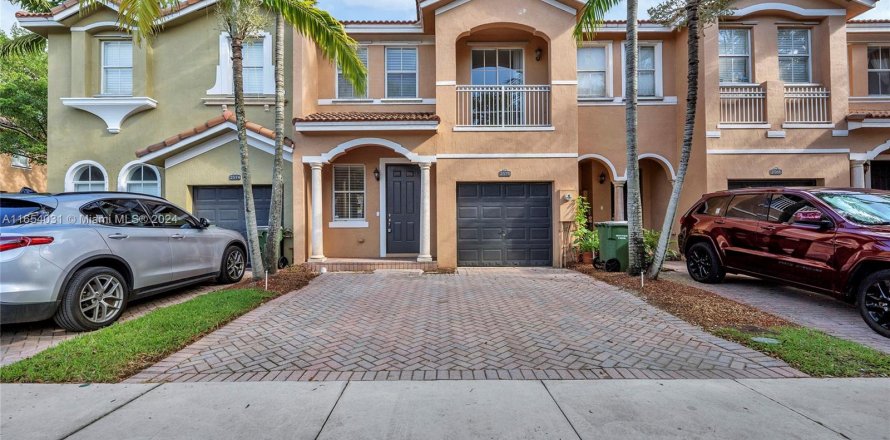 Townhouse in Homestead, Florida 3 bedrooms, 158.31 sq.m. № 1348700