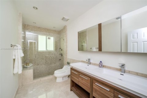 House in Coral Gables, Florida 4 bedrooms, 219.44 sq.m. № 1348585 - photo 19