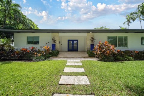 House in Coral Gables, Florida 4 bedrooms, 219.44 sq.m. № 1348585 - photo 2