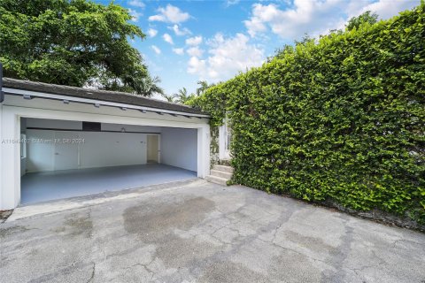 Casa en alquiler en Coral Gables, Florida, 4 dormitorios, 219.44 m2 № 1348585 - foto 28