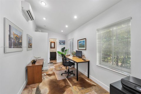 House in Coral Gables, Florida 4 bedrooms, 219.44 sq.m. № 1348585 - photo 22