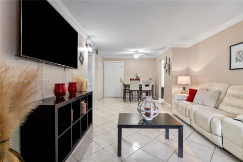 Condominio en venta en Hialeah, Florida, 1 dormitorio, 55.74 m2 № 1233316 - foto 11