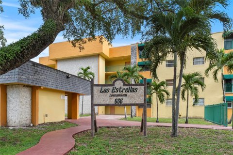 Condominio en venta en Hialeah, Florida, 1 dormitorio, 55.74 m2 № 1233316 - foto 2