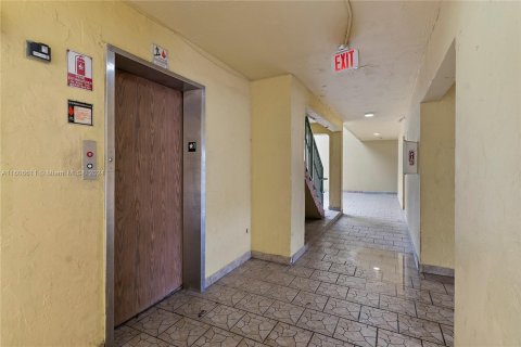 Condominio en venta en Hialeah, Florida, 1 dormitorio, 55.74 m2 № 1233316 - foto 3