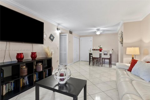 Condominio en venta en Hialeah, Florida, 1 dormitorio, 55.74 m2 № 1233316 - foto 12