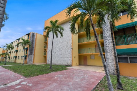 Condominio en venta en Hialeah, Florida, 1 dormitorio, 55.74 m2 № 1233316 - foto 4