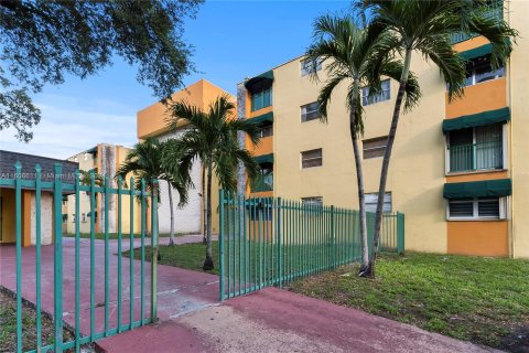 Condominio en venta en Hialeah, Florida, 1 dormitorio, 55.74 m2 № 1233316 - foto 17