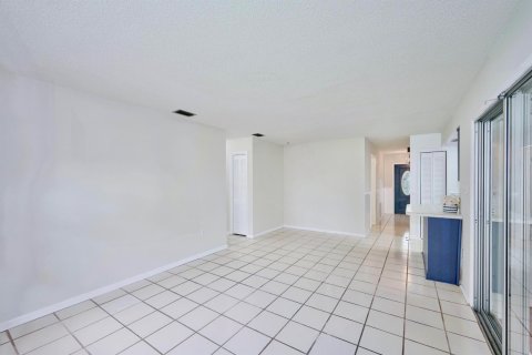House in Palm Bay, Florida 3 bedrooms, 147.62 sq.m. № 998317 - photo 8
