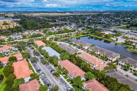 Townhouse in Miramar, Florida 3 bedrooms, 132.2 sq.m. № 1392057 - photo 19