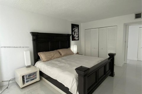 Condo in Hollywood, Florida, 2 bedrooms  № 1392046 - photo 17