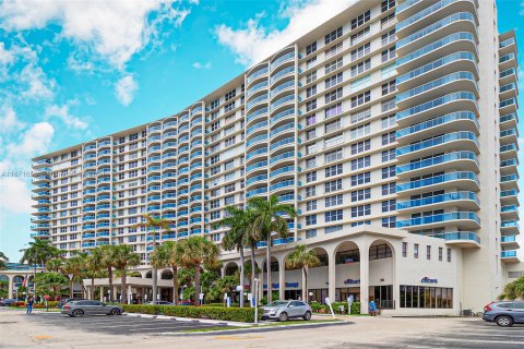 Condo in Hollywood, Florida, 2 bedrooms  № 1392046 - photo 1