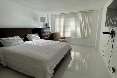 Condo in Hollywood, Florida, 2 bedrooms  № 1392046 - photo 10