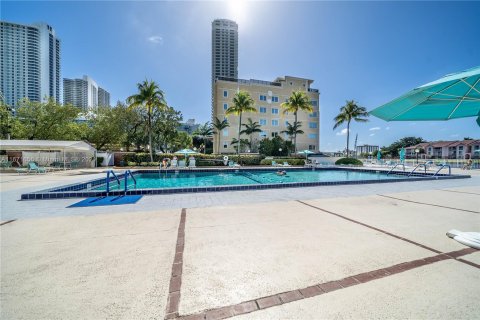 Condo in Hollywood, Florida, 2 bedrooms  № 1392046 - photo 23