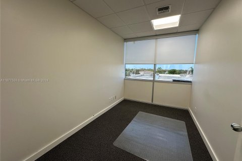 Propiedad comercial en venta en Oakland Park, Florida № 1403111 - foto 9