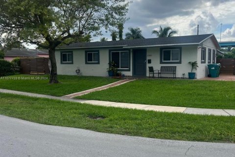 Casa en venta en Miami Gardens, Florida, 4 dormitorios, 164.44 m2 № 1403156 - foto 1