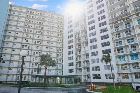 Condominio en venta en Pompano Beach, Florida, 1 dormitorio, 72 m2 № 991701 - foto 1