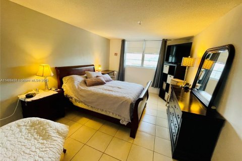 Condominio en venta en North Miami, Florida, 1 dormitorio, 81.57 m2 № 863170 - foto 6
