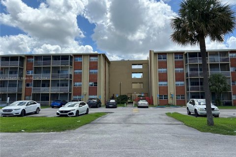 Condo in Lauderdale Lakes, Florida, 1 bedroom  № 1290581 - photo 3