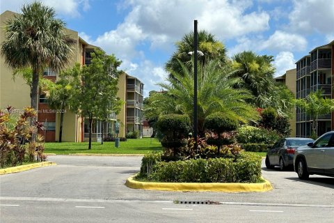 Condo in Lauderdale Lakes, Florida, 1 bedroom  № 1290581 - photo 2