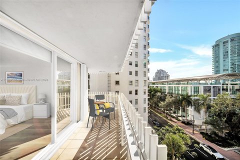 Condo in Miami Beach, Florida, 2 bedrooms  № 932084 - photo 10