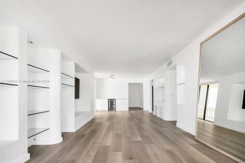 Condo in Miami Beach, Florida, 2 bedrooms  № 932084 - photo 23