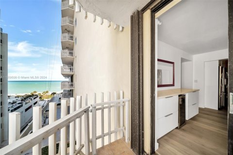 Condo in Miami Beach, Florida, 2 bedrooms  № 932084 - photo 11