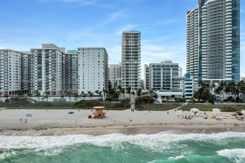 Condo in Miami Beach, Florida, 2 bedrooms  № 932084 - photo 1