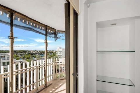 Condo in Miami Beach, Florida, 2 bedrooms  № 932084 - photo 26