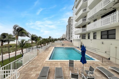 Condo in Miami Beach, Florida, 2 bedrooms  № 932084 - photo 15