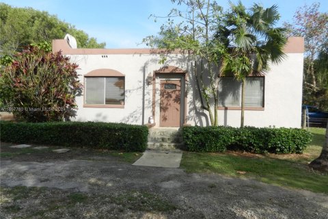 Commercial property in Homestead, Florida 249.72 sq.m. № 1383535 - photo 1