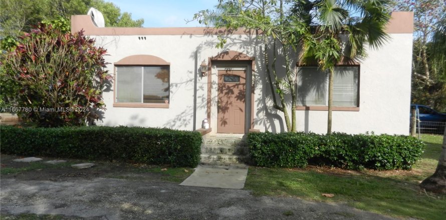 Commercial property in Homestead, Florida 249.72 sq.m. № 1383535