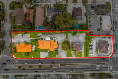 Commercial property in Hialeah, Florida № 1383572 - photo 1