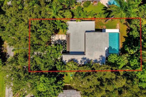 House in Biscayne Park, Florida 5 bedrooms, 271.18 sq.m. № 780728 - photo 6