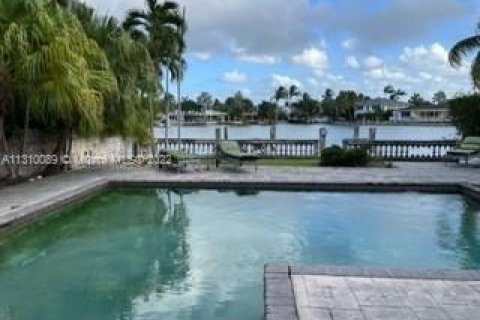 Villa ou maison à vendre à Surfside, Floride: 3 chambres, 191.01 m2 № 193503 - photo 1