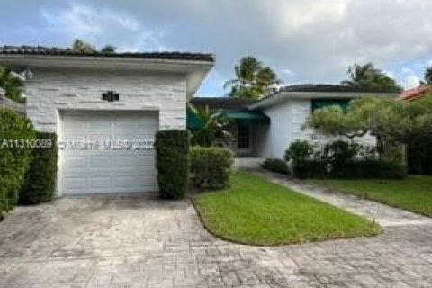 Villa ou maison à vendre à Surfside, Floride: 3 chambres, 191.01 m2 № 193503 - photo 2