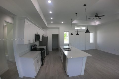 Casa en venta en Lehigh Acres, Florida, 3 dormitorios № 702886 - foto 9