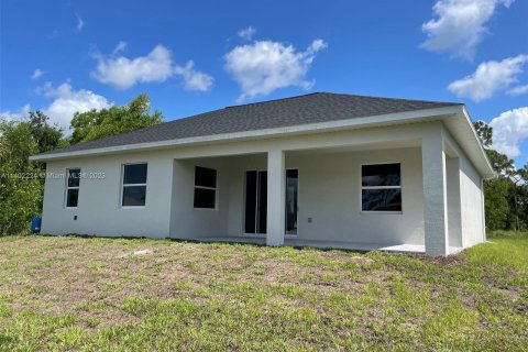 House in Lehigh Acres, Florida 3 bedrooms № 702886 - photo 29
