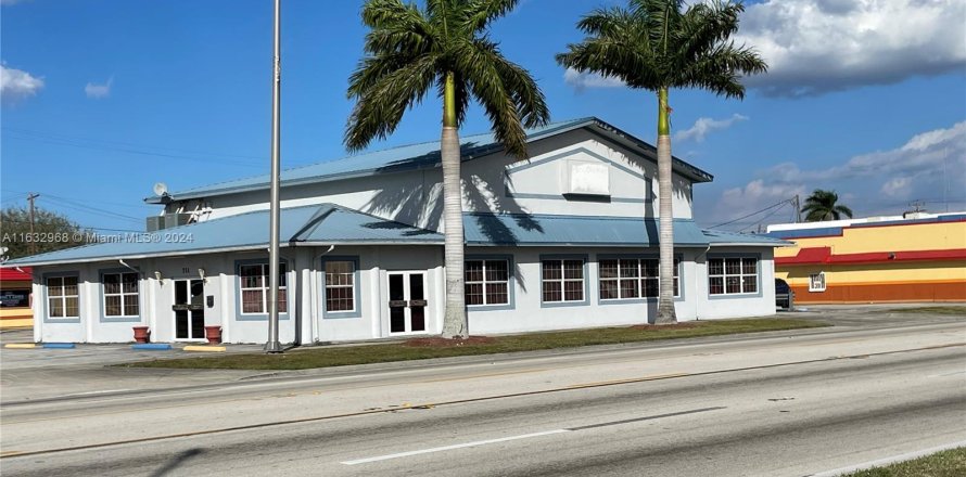 Commercial property in Clewiston, Florida № 1309681