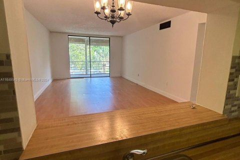 Condo in North Lauderdale, Florida, 2 bedrooms  № 1332214 - photo 6