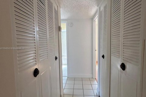 Condo in North Lauderdale, Florida, 2 bedrooms  № 1332214 - photo 10